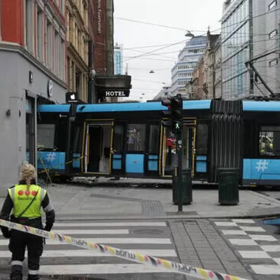 AVSPORING: Trikken kjørte rett inn i Eplehusets lokaler. AVSPORING: Trikken kjørte rett inn i Eplehusets lokaler.