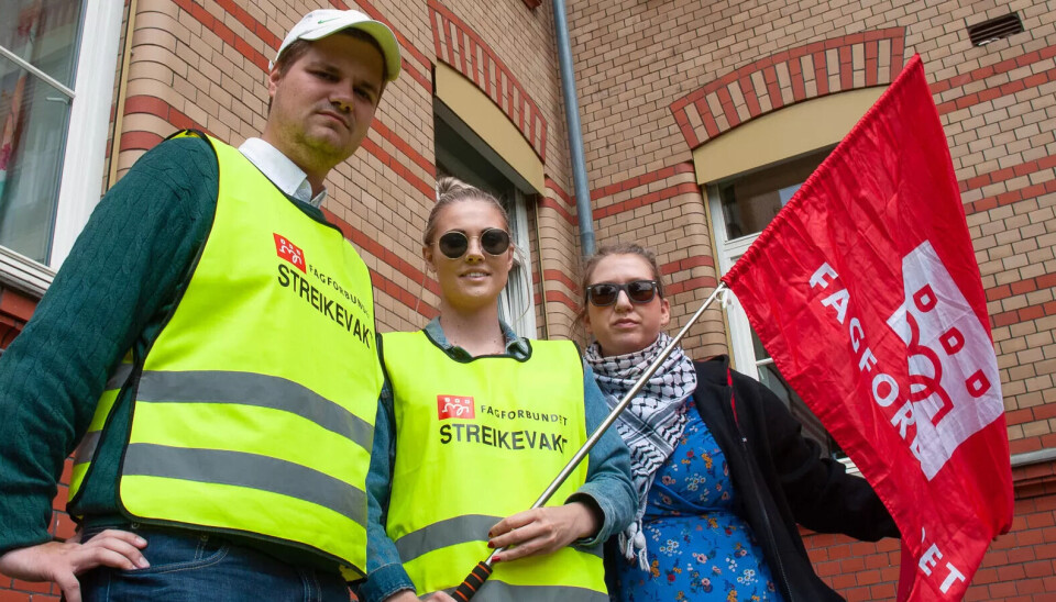 GRUNNLOVSSTRIDIG: Tobias Drevland Lund og Suzanne Elisabeth Mengkrogen med Maren Oddvang fra Fagforbundet Ung i Oslo streiket for lønn og pensjonsordning helt til regjeringen stanset streiken. GRUNNLOVSSTRIDIG: Tobias Drevland Lund og Suzanne Elisabeth Mengkrogen med Maren Oddvang fra Fagforbundet Ung i Oslo streiket for lønn og pensjonsordning helt til regjeringen stanset streiken.