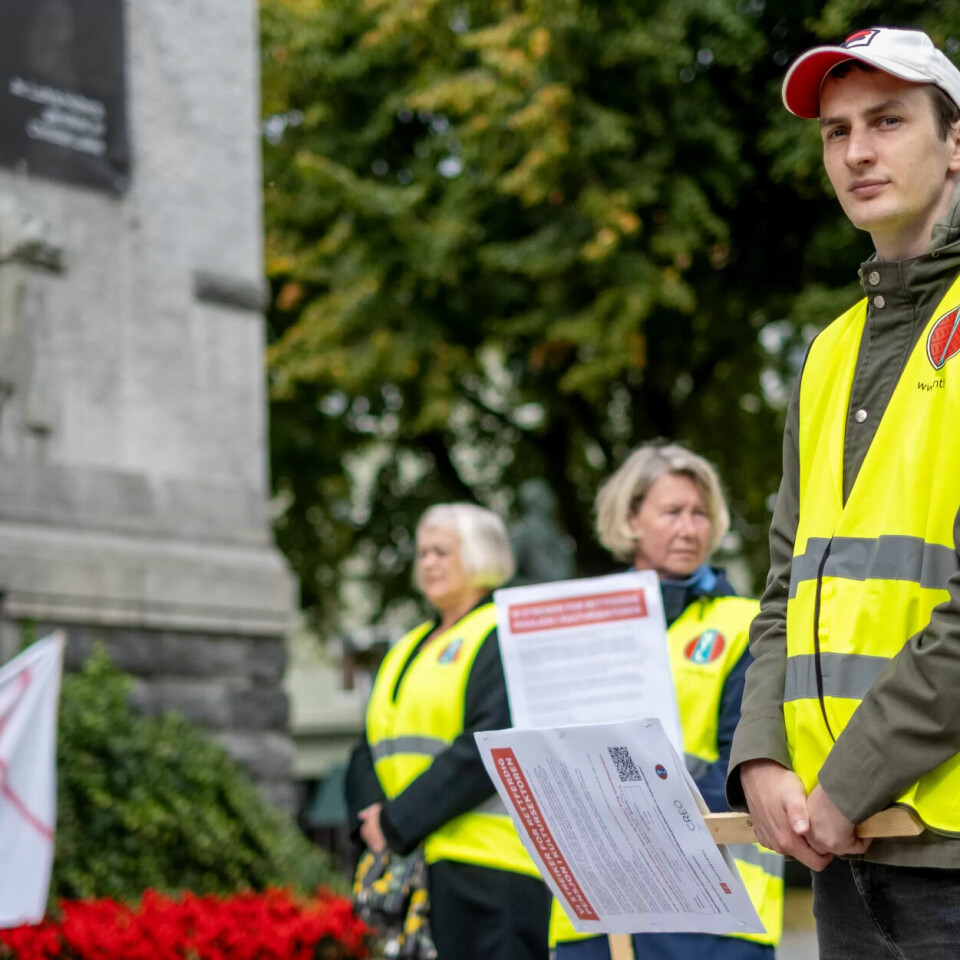 STREIKEVAKT: LO-medlemmer på streikevakt. Fra venstre Mette Eriksen (NTL), Lena Andersen (NTL) og Sebastian Kaurel (NTL). STREIKEVAKT: LO-medlemmer på streikevakt. Fra venstre Mette Eriksen (NTL), Lena Andersen (NTL) og Sebastian Kaurel (NTL).