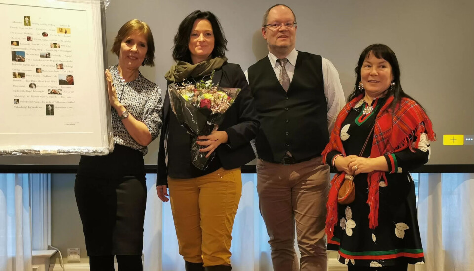 VINNERNE AV ÅRETS BIBLIOTEK 2019: (Fra venstre) Hildegunn Hestnes (leder Trøndelag fylkesbibliotek), May Britt Lagesen (medlem av Trøndelag fylkesting og leder i hovedutvalget for kultur), Morten Olsen Haugen (rådgiver Trøndelag fylkesbibliotek) og Hanne-Lena Wilks (språksenteret Gielem Nastedh). VINNERNE AV ÅRETS BIBLIOTEK 2019: (Fra venstre) Hildegunn Hestnes (leder Trøndelag fylkesbibliotek), May Britt Lagesen (medlem av Trøndelag fylkesting og leder i hovedutvalget for kultur), Morten Olsen Haugen (rådgiver Trøndelag fylkesbibliotek) og Hanne-Lena Wilks (språksenteret Gielem Nastedh).