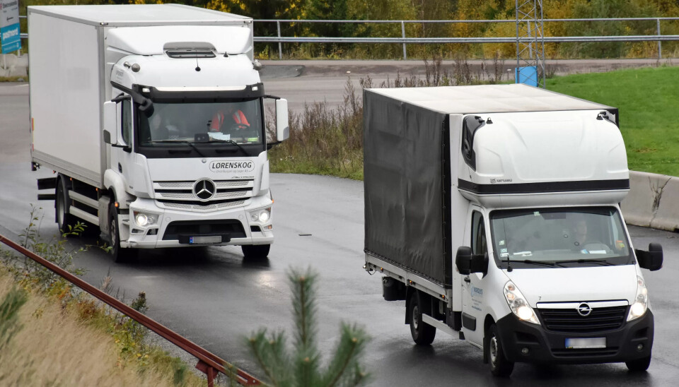 KRAV OG FRITT FRAM: Varebiler over 3,5 tonn og tyngre trafikk er underlagt strenge krav. Per i dag kreves ikke mer enn et vanlig sertifikat dersom varebilen veier mindre enn 3,5 tonn i Norge, mens varebiltransport inn til landet nå blir regulert. KRAV OG FRITT FRAM: Varebiler over 3,5 tonn og tyngre trafikk er underlagt strenge krav. Per i dag kreves ikke mer enn et vanlig sertifikat dersom varebilen veier mindre enn 3,5 tonn i Norge, mens varebiltransport inn til landet nå blir regulert.