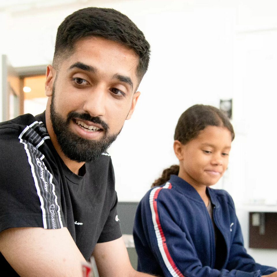 Alyan Muhammed Akhtar forteller at han får bruke en og en halv time hver mandag til skolearbeid. Han får også en og en halv time med veiledning samme dag. Alyan Muhammed Akhtar forteller at han får bruke en og en halv time hver mandag til skolearbeid. Han får også en og en halv time med veiledning samme dag.