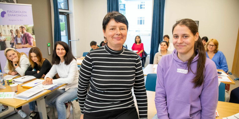 NORSK OG FAG: Ukrainske Alla Kozhoma (55) og Nataliia Strelchenko (21) trives med å lære om norsk eldreomsorg i kombinasjon med språkopplæring ved ved Fagskolen Diakonova. Språket er vanskeligst, mener de. NORSK OG FAG: Ukrainske Alla Kozhoma (55) og Nataliia Strelchenko (21) trives med å lære om norsk eldreomsorg i kombinasjon med språkopplæring ved ved Fagskolen Diakonova. Språket er vanskeligst, mener de.