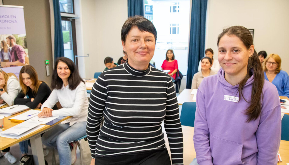 NORSK OG FAG: Ukrainske Alla Kozhoma (55) og Nataliia Strelchenko (21) trives med å lære om norsk eldreomsorg i kombinasjon med språkopplæring ved ved Fagskolen Diakonova. Språket er vanskeligst, mener de. NORSK OG FAG: Ukrainske Alla Kozhoma (55) og Nataliia Strelchenko (21) trives med å lære om norsk eldreomsorg i kombinasjon med språkopplæring ved ved Fagskolen Diakonova. Språket er vanskeligst, mener de.