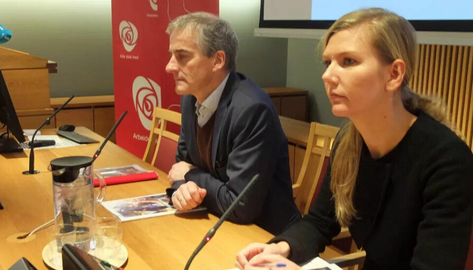 Jonas Gahr Støre og Marianne Marthinsen mener regjeringen kommer for sent med for lite i reviudert nasjonalbudsjett. Jonas Gahr Støre og Marianne Marthinsen mener regjeringen kommer for sent med for lite i reviudert nasjonalbudsjett.