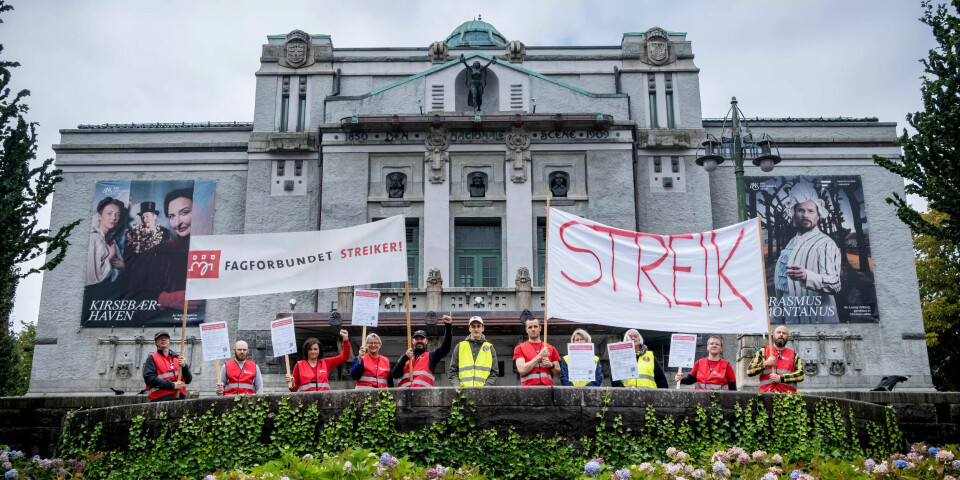 KREVER HANDLING: Rune Kjelby (nummer fem fra venstre) og de andre streikende ved Den Nationale Scene i Bergen ber teaterdirektørene rydde opp i konflikten med arbeidsgiverorganisasjonen Spekter. KREVER HANDLING: Rune Kjelby (nummer fem fra venstre) og de andre streikende ved Den Nationale Scene i Bergen ber teaterdirektørene rydde opp i konflikten med arbeidsgiverorganisasjonen Spekter.