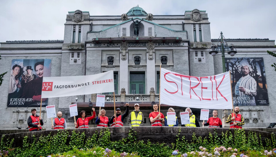 KREVER HANDLING: Rune Kjelby (nummer fem fra venstre) og de andre streikende ved Den Nationale Scene i Bergen ber teaterdirektørene rydde opp i konflikten med arbeidsgiverorganisasjonen Spekter. KREVER HANDLING: Rune Kjelby (nummer fem fra venstre) og de andre streikende ved Den Nationale Scene i Bergen ber teaterdirektørene rydde opp i konflikten med arbeidsgiverorganisasjonen Spekter.