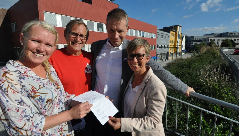 SIGNERTE KONTRAKT: Det skal ikke være tvil om hva opposisjonen mener. I Moss signerte Arbeiderpartiet, SV og Rødt kontrakt med Fagforbundet. Nestleder Fagforbundet Moss og Våler, Ruth Marie Thomsen, Rødts partileder Eirik Tveiten, SVs fylkesleder Leif Christensen og Arbeiderpartiets utfordrer til ordførerstolen, Hanne Tollerud. SIGNERTE KONTRAKT: Det skal ikke være tvil om hva opposisjonen mener. I Moss signerte Arbeiderpartiet, SV og Rødt kontrakt med Fagforbundet. Nestleder Fagforbundet Moss og Våler, Ruth Marie Thomsen, Rødts partileder Eirik Tveiten, SVs fylkesleder Leif Christensen og Arbeiderpartiets utfordrer til ordførerstolen, Hanne Tollerud.
