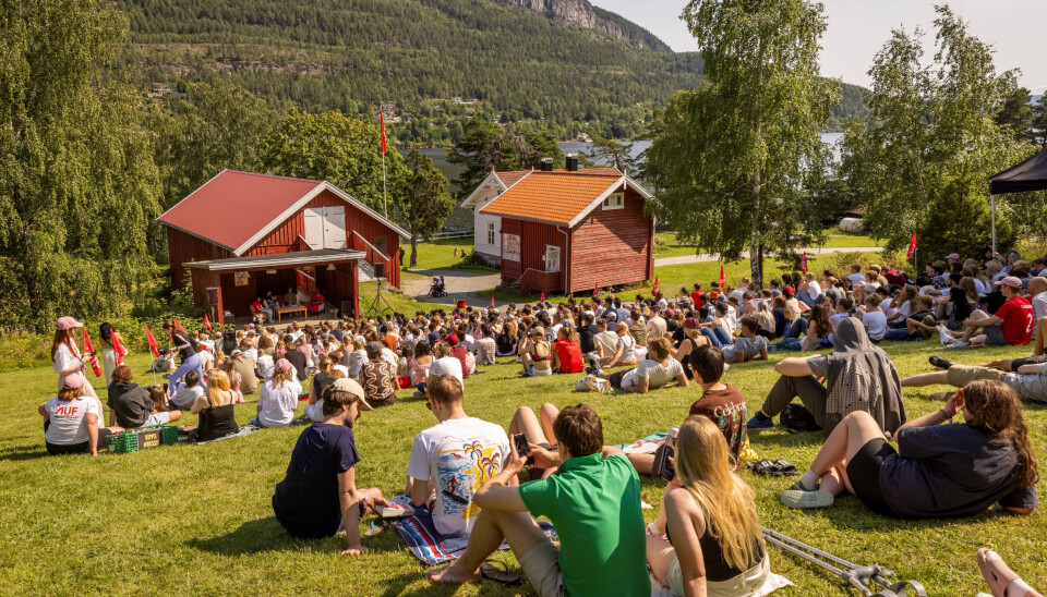 POPULÆRT: Sommerleirens deltagere samlet seg i solen for å høre på hva Smalls hadde å fortelle. POPULÆRT: Sommerleirens deltagere samlet seg i solen for å høre på hva Smalls hadde å fortelle.