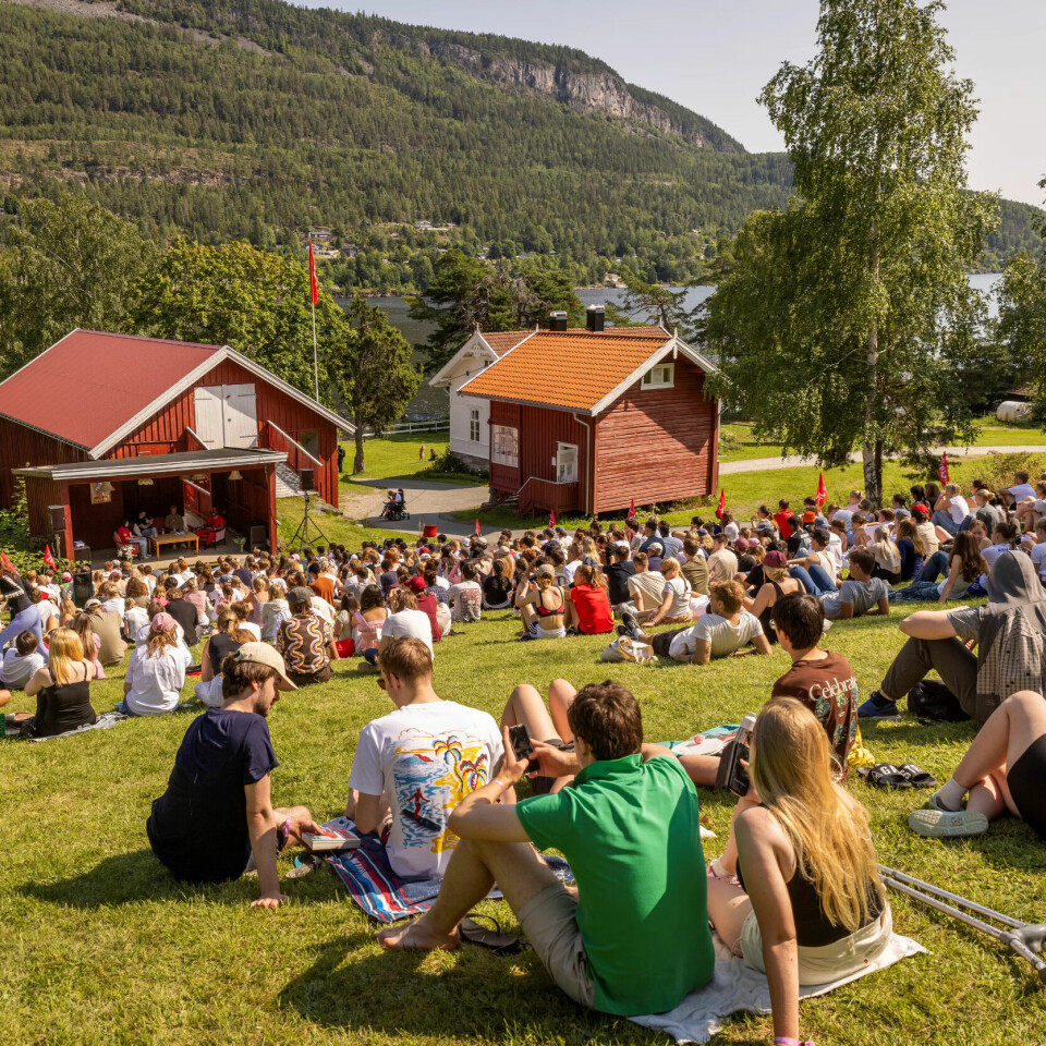 POPULÆRT: Sommerleirens deltagere samlet seg i solen for å høre på hva Smalls hadde å fortelle. POPULÆRT: Sommerleirens deltagere samlet seg i solen for å høre på hva Smalls hadde å fortelle.