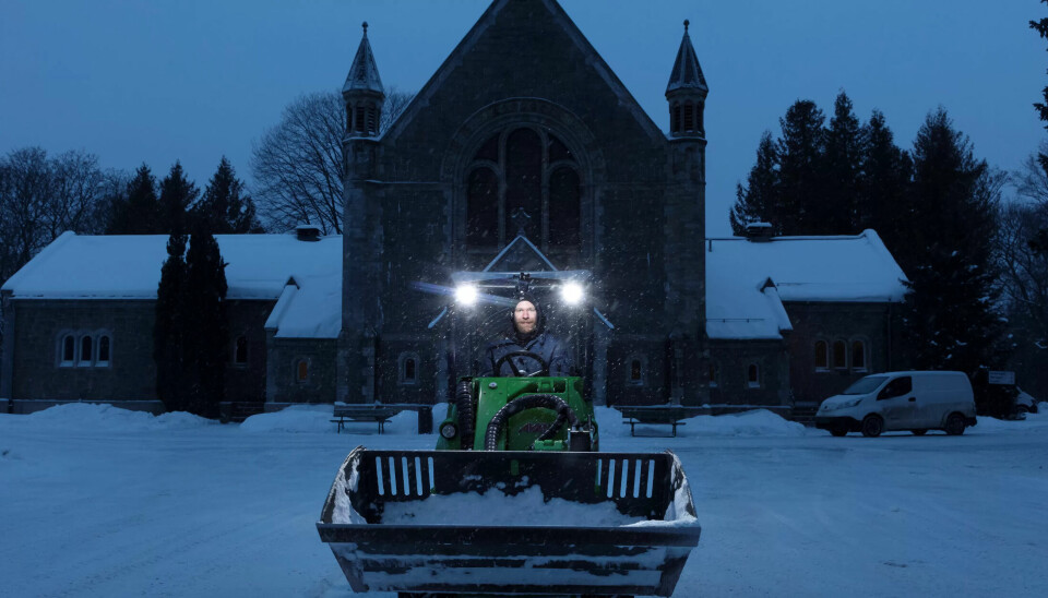 Fagarbeider Magnus Gommerud Nielsen jobber ved Gravferdsetatens avdeling på Vestre Gravlund. Fagarbeider Magnus Gommerud Nielsen jobber ved Gravferdsetatens avdeling på Vestre Gravlund.