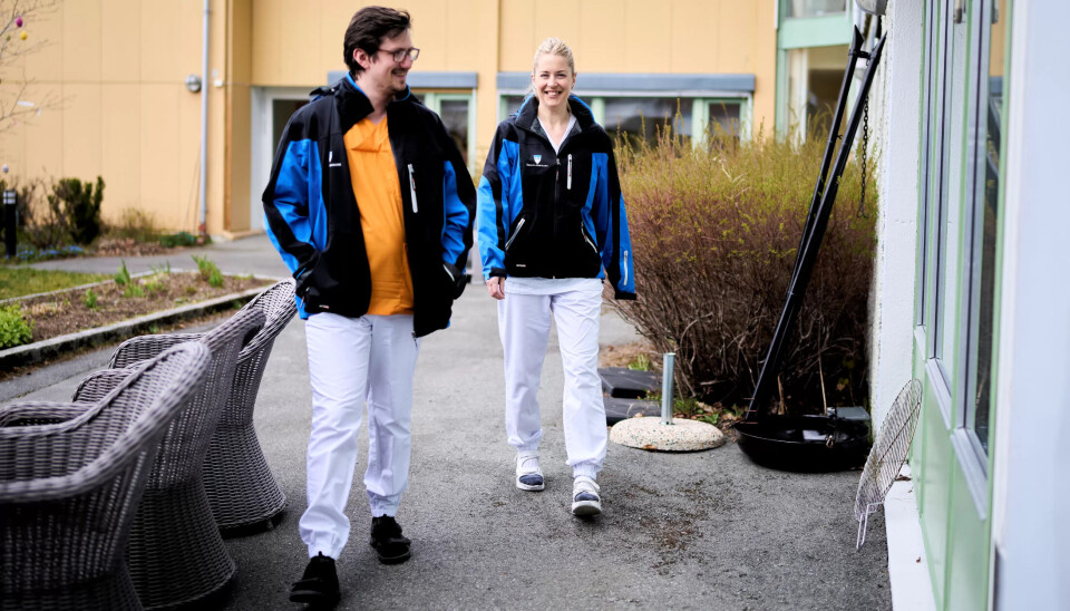 FORSØKER LANGVAKTER Helsefagarbeider Martin Engen og hjelpepleier Berit Solstad jobber på Rossvollheimen i Skaun kommune i Trøndelag. Der har de nettopp satt i gang et pilotprosjekt med langvakter hver fjerde held, Måler er å skape flere hele stillinger. FORSØKER LANGVAKTER Helsefagarbeider Martin Engen og hjelpepleier Berit Solstad jobber på Rossvollheimen i Skaun kommune i Trøndelag. Der har de nettopp satt i gang et pilotprosjekt med langvakter hver fjerde held, Måler er å skape flere hele stillinger.