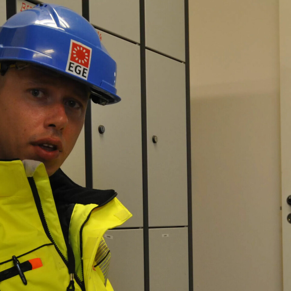 FORSKRIFTSMESSIG: Fabrikksjef Mads Meyer skulle også gjerne hatt garderober inne på anlegget framfor de midlertidige, men understreker at de er forskriftsmessige med rene og urene soner. FORSKRIFTSMESSIG: Fabrikksjef Mads Meyer skulle også gjerne hatt garderober inne på anlegget framfor de midlertidige, men understreker at de er forskriftsmessige med rene og urene soner.