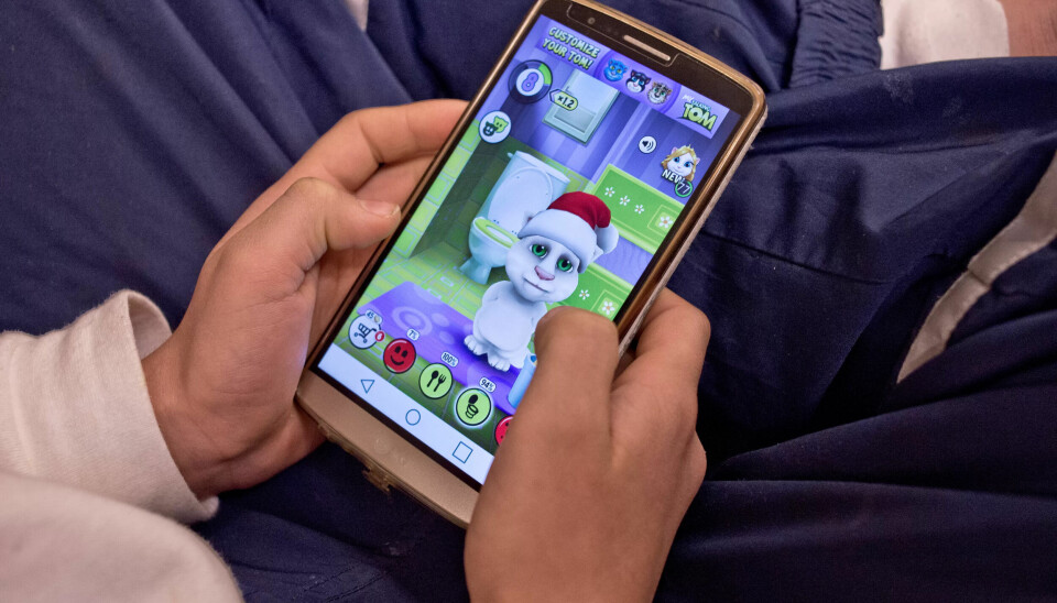 TIDTRØYTE: Barna på asylsenteret i Råde fordriver dagene med mobilspill. Barnevernet visste ikke at det var så mange under 12 år her. TIDTRØYTE: Barna på asylsenteret i Råde fordriver dagene med mobilspill. Barnevernet visste ikke at det var så mange under 12 år her.