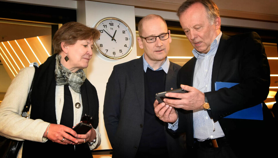 UENIGE: Mette Nord fra LO Kommune og Steffen Handal fra Unio er uenige om fordelingen av pengene det skal forhandles om i kommunesektoren. Det kommer til å gi forhandlingsleder i KS, Per Kristian Sundnes (helt til høyre) noen utfordringer i forhandlingene. UENIGE: Mette Nord fra LO Kommune og Steffen Handal fra Unio er uenige om fordelingen av pengene det skal forhandles om i kommunesektoren. Det kommer til å gi forhandlingsleder i KS, Per Kristian Sundnes (helt til høyre) noen utfordringer i forhandlingene.