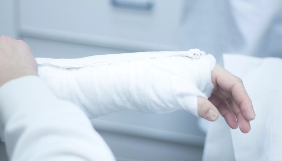 ARMER OG BEIN: Faller du på vei ut fra hjemmekontor til oppdrag, teller det ikke som yrkesskade, har lagmannsretten kommet fram til. (Bildet er et illustrasjonsfoto og avbilder ikke kvinnen som var part i rettssaken.) ARMER OG BEIN: Faller du på vei ut fra hjemmekontor til oppdrag, teller det ikke som yrkesskade, har lagmannsretten kommet fram til. (Bildet er et illustrasjonsfoto og avbilder ikke kvinnen som var part i rettssaken.)