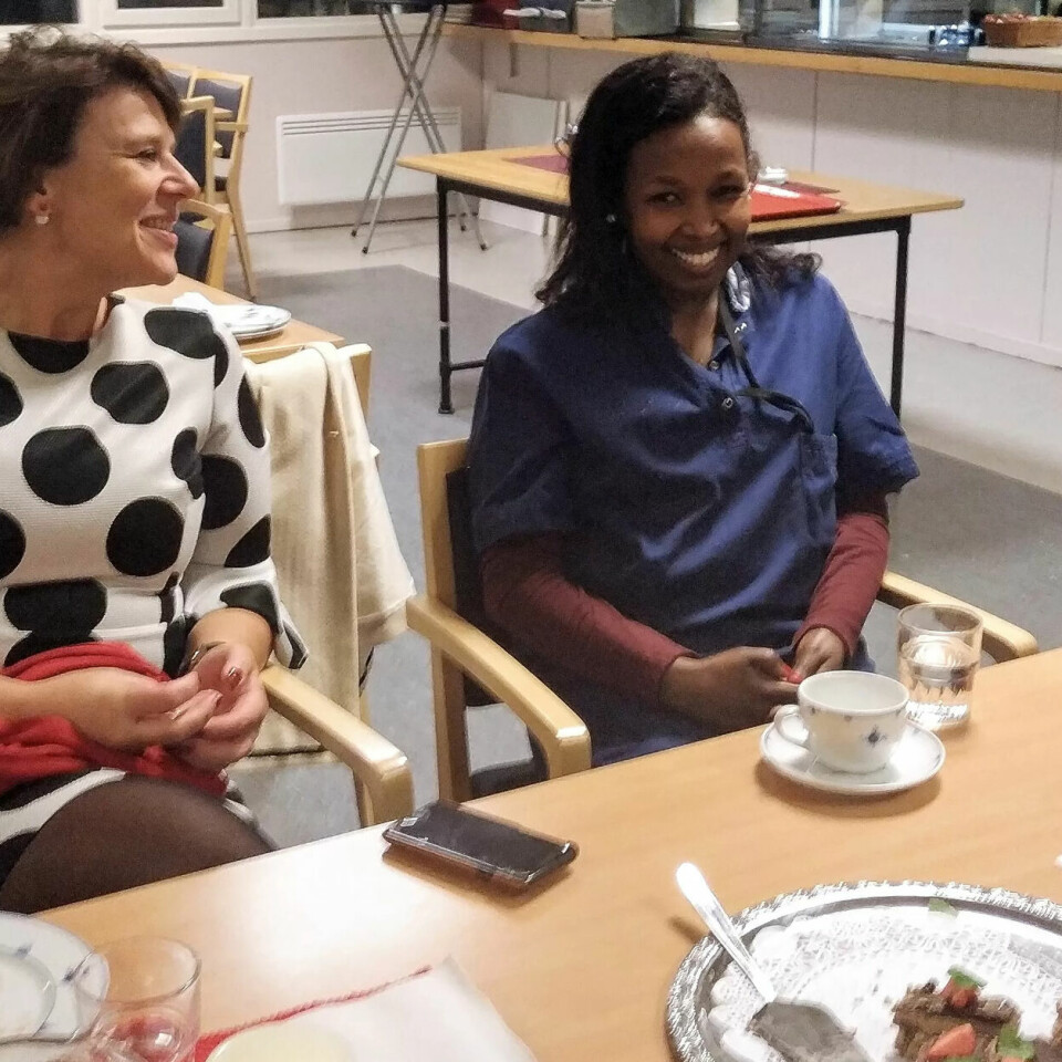 FIKK FULL STILLING: Byråd for eldre, helse og arbeid Tone Tellevik Dahl i samtale med helsefagarbeider Meaze Berhe som fikk utvidet sin stilling fra 21 prosent til 100. FIKK FULL STILLING: Byråd for eldre, helse og arbeid Tone Tellevik Dahl i samtale med helsefagarbeider Meaze Berhe som fikk utvidet sin stilling fra 21 prosent til 100.