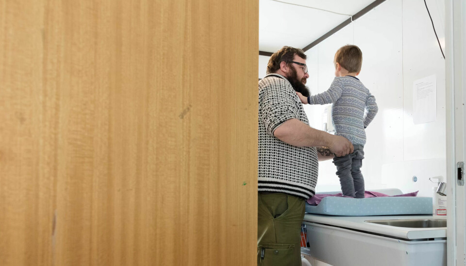ÅPEN DØR: Kenneth Grosvold (35) har alltid skiftet bleier med åpen dør for å unngå å skape usikkerhet. ÅPEN DØR: Kenneth Grosvold (35) har alltid skiftet bleier med åpen dør for å unngå å skape usikkerhet.
