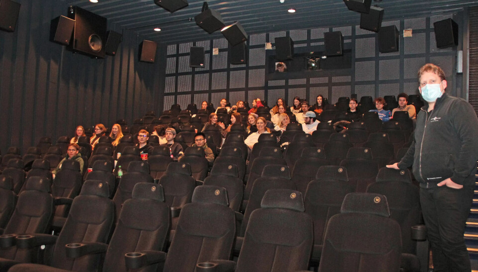 Kinosjef Jørgen Søderberg Jansen (t.h.) gleder seg til å vise film igjen. Fredrikstad kino har vært stengt siden 4. januar. På åpningsdagen var en klasse fra Hans Nielsen Hauge videregående skole på plass for å få med seg en film før vinterferien. Alle elevene er i samme kohort, og trenger derfor ikke munnbind og avstand. Kinosjef Jørgen Søderberg Jansen (t.h.) gleder seg til å vise film igjen. Fredrikstad kino har vært stengt siden 4. januar. På åpningsdagen var en klasse fra Hans Nielsen Hauge videregående skole på plass for å få med seg en film før vinterferien. Alle elevene er i samme kohort, og trenger derfor ikke munnbind og avstand.