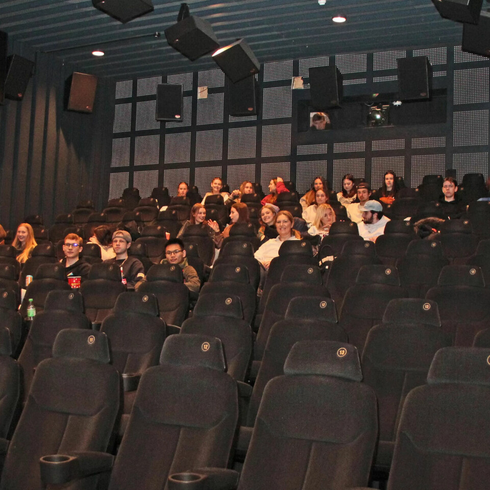 Kinosjef Jørgen Søderberg Jansen (t.h.) gleder seg til å vise film igjen. Fredrikstad kino har vært stengt siden 4. januar. På åpningsdagen var en klasse fra Hans Nielsen Hauge videregående skole på plass for å få med seg en film før vinterferien. Alle elevene er i samme kohort, og trenger derfor ikke munnbind og avstand. Kinosjef Jørgen Søderberg Jansen (t.h.) gleder seg til å vise film igjen. Fredrikstad kino har vært stengt siden 4. januar. På åpningsdagen var en klasse fra Hans Nielsen Hauge videregående skole på plass for å få med seg en film før vinterferien. Alle elevene er i samme kohort, og trenger derfor ikke munnbind og avstand.