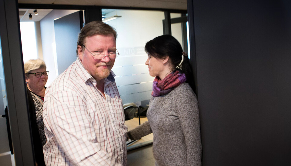 LO Stat-leder Tone Rønoldtangen (t.v) og forhandlingsleder for LO Stat i Spekter, Eivind Gran hilser på Spekters adminstrerende direktør Anne-Kari Bratten like før forhandlingene tar til. LO Stat-leder Tone Rønoldtangen (t.v) og forhandlingsleder for LO Stat i Spekter, Eivind Gran hilser på Spekters adminstrerende direktør Anne-Kari Bratten like før forhandlingene tar til.