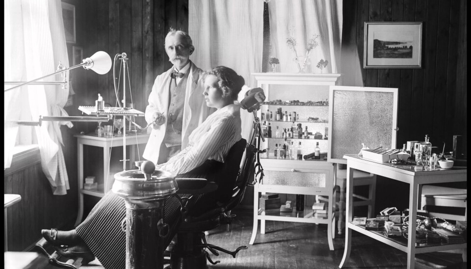 Ringebu. 'Tandlæge Birkedals interiør' 3/9-1916 Konv: Tannnlege Birkedal, tannlegekontor Ringebu. 'Tandlæge Birkedals interiør' 3/9-1916 Konv: Tannnlege Birkedal, tannlegekontor