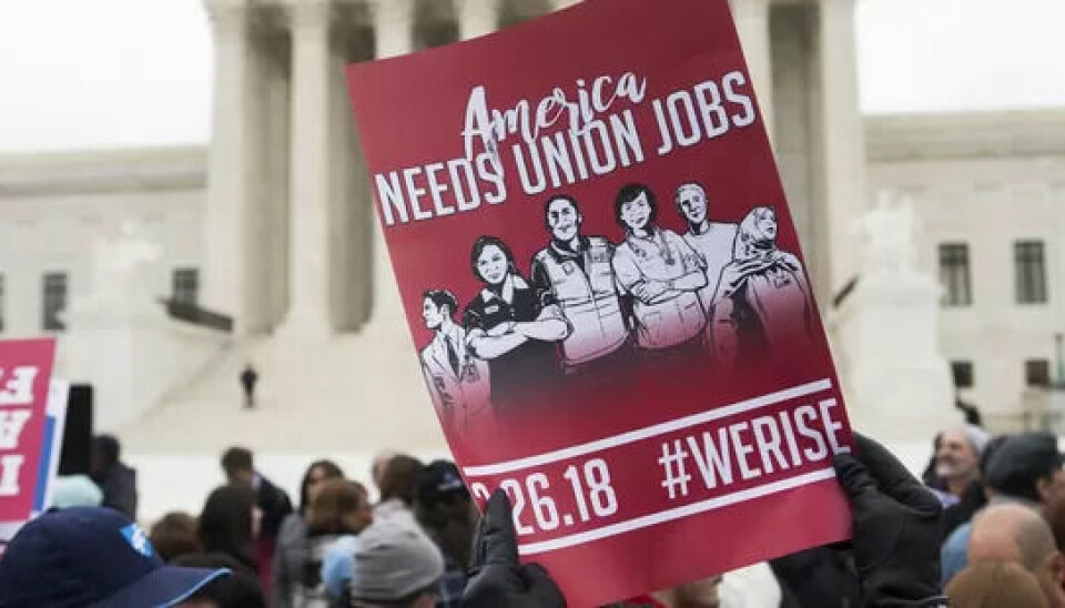 WASHINGTON: Fagforeningsaktivister demonstrerte utenfor USAs høyesterett da partene la fram sine argumenter for dommerne 26. februar i år. WASHINGTON: Fagforeningsaktivister demonstrerte utenfor USAs høyesterett da partene la fram sine argumenter for dommerne 26. februar i år.