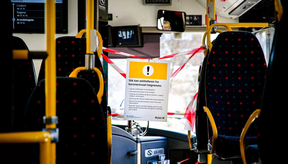 FLERE TILTAK? I dag er området rundt sjåførene stengt på bussene. Vil det også komme påbud om munnbind for passasjererene? Det skal avgjøres i disse dager. FLERE TILTAK? I dag er området rundt sjåførene stengt på bussene. Vil det også komme påbud om munnbind for passasjererene? Det skal avgjøres i disse dager.