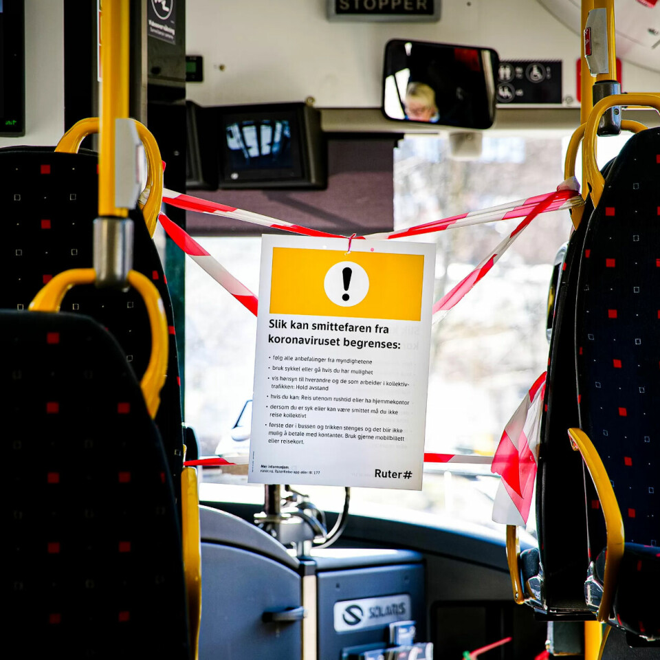 FLERE TILTAK? I dag er området rundt sjåførene stengt på bussene. Vil det også komme påbud om munnbind for passasjererene? Det skal avgjøres i disse dager. FLERE TILTAK? I dag er området rundt sjåførene stengt på bussene. Vil det også komme påbud om munnbind for passasjererene? Det skal avgjøres i disse dager.