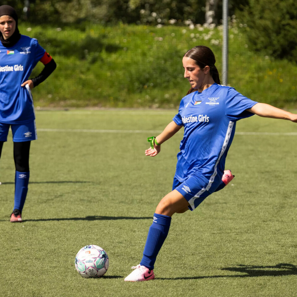 STOLT: – Alle er så stolte av at vi kan representere landet vårt her. Folkene, fansen, og nå få scoret mål, er fantastisk, forteller Joanna (13). STOLT: – Alle er så stolte av at vi kan representere landet vårt her. Folkene, fansen, og nå få scoret mål, er fantastisk, forteller Joanna (13).