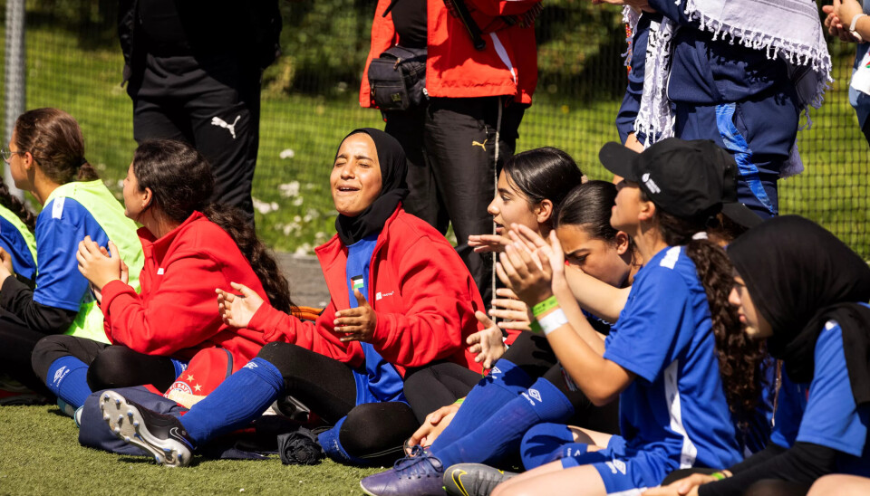 GLAD: Mira (13) som er fra en flyktningeleir i Libanon og spiller til vanlig for klubben Awdi, noe hun har gjort i mer enn seks år. Hun er takknemlig for å representere Palestina på Norway Cup. Her heier hun på lagvenninnene fra Jerusalem. GLAD: Mira (13) som er fra en flyktningeleir i Libanon og spiller til vanlig for klubben Awdi, noe hun har gjort i mer enn seks år. Hun er takknemlig for å representere Palestina på Norway Cup. Her heier hun på lagvenninnene fra Jerusalem.