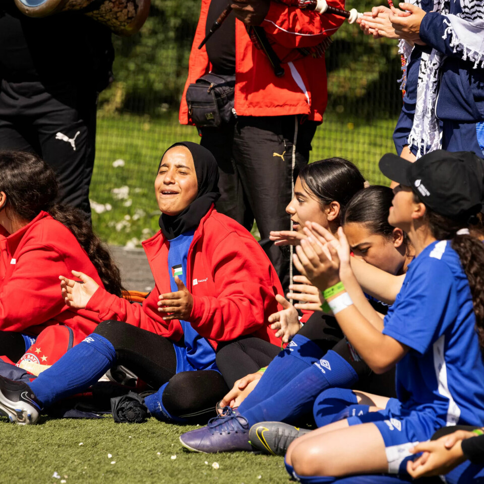 GLAD: Mira (13) som er fra en flyktningeleir i Libanon og spiller til vanlig for klubben Awdi, noe hun har gjort i mer enn seks år. Hun er takknemlig for å representere Palestina på Norway Cup. Her heier hun på lagvenninnene fra Jerusalem. GLAD: Mira (13) som er fra en flyktningeleir i Libanon og spiller til vanlig for klubben Awdi, noe hun har gjort i mer enn seks år. Hun er takknemlig for å representere Palestina på Norway Cup. Her heier hun på lagvenninnene fra Jerusalem.