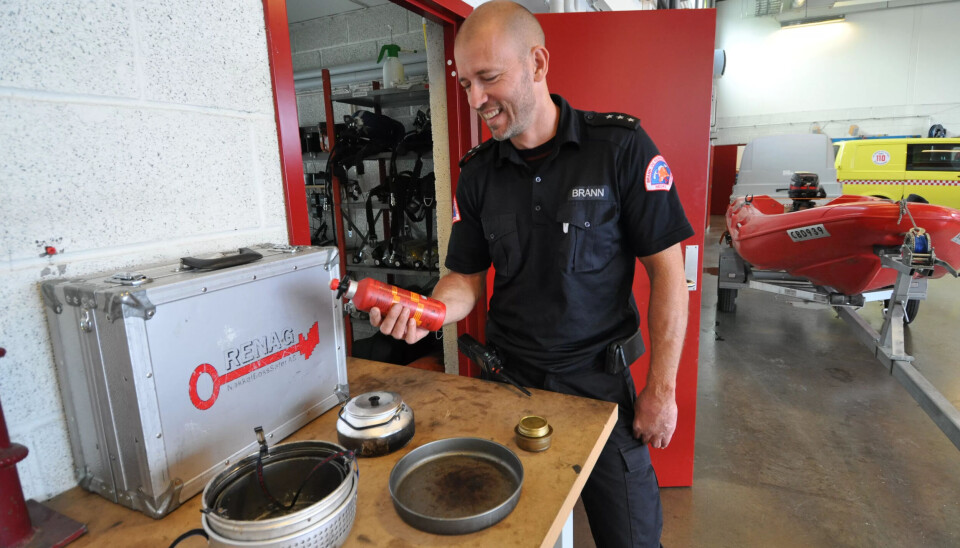 UT PÅ TUR: Tenk igjennom brannfaren. Bruk en flaske laget for spritapparat. Ha med ekstra brenner. UT PÅ TUR: Tenk igjennom brannfaren. Bruk en flaske laget for spritapparat. Ha med ekstra brenner.