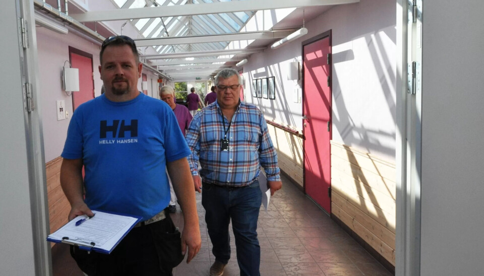 PÅ JOBB MED SENSOR: Thomas Kebely avlegger siste praktisk prøve med prøvenemnda på slep. Bak leder av prøvenemnda for byggdriftere i Vestfold, Svein Morten Sørensen. PÅ JOBB MED SENSOR: Thomas Kebely avlegger siste praktisk prøve med prøvenemnda på slep. Bak leder av prøvenemnda for byggdriftere i Vestfold, Svein Morten Sørensen.