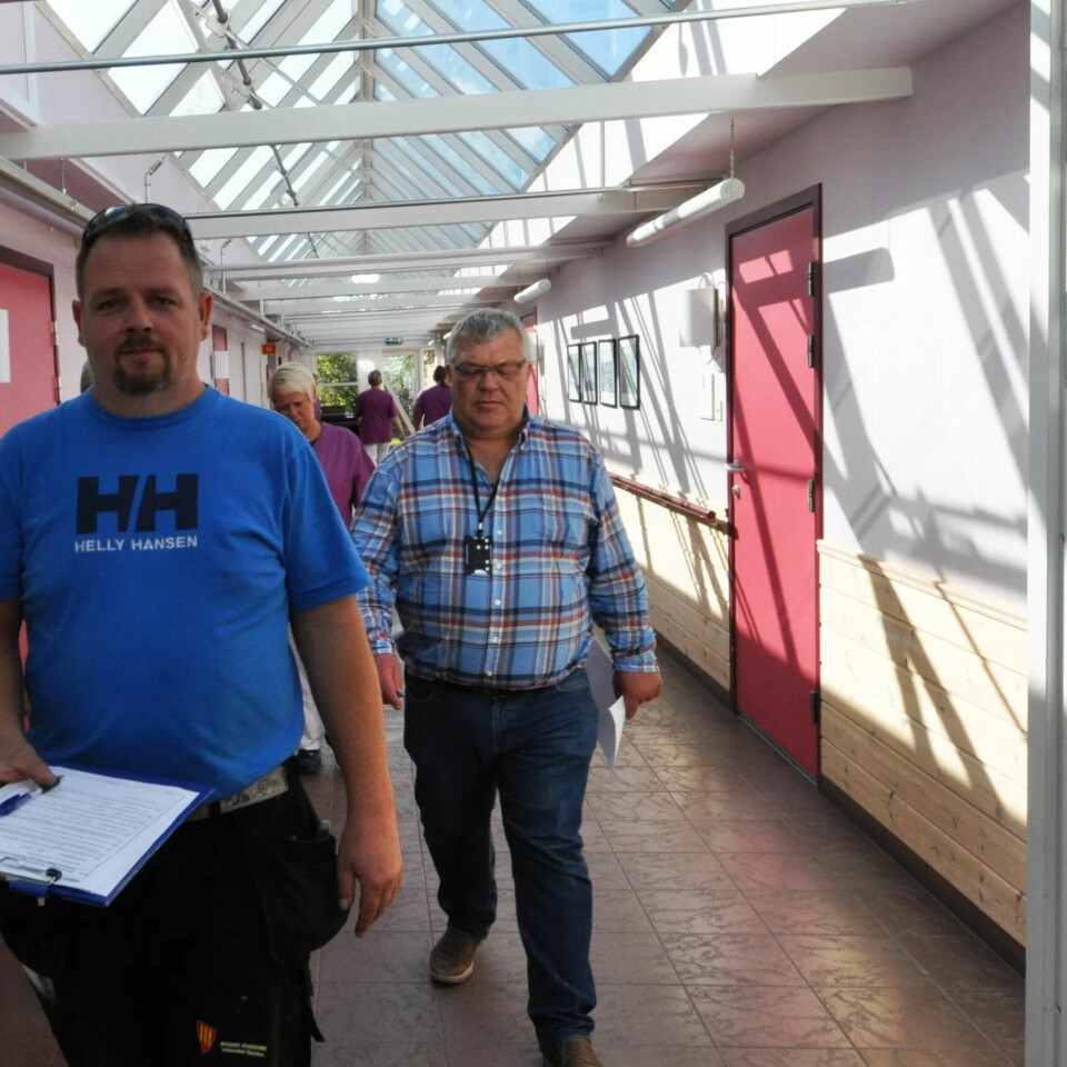 PÅ JOBB MED SENSOR: Thomas Kebely avlegger siste praktisk prøve med prøvenemnda på slep. Bak leder av prøvenemnda for byggdriftere i Vestfold, Svein Morten Sørensen. PÅ JOBB MED SENSOR: Thomas Kebely avlegger siste praktisk prøve med prøvenemnda på slep. Bak leder av prøvenemnda for byggdriftere i Vestfold, Svein Morten Sørensen.