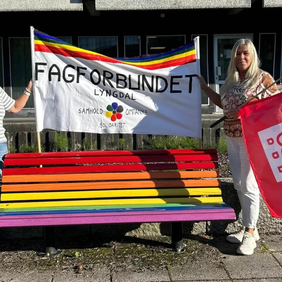 – TOLERANSE: Siv Andreassen (til venstre) og Tone Sommerseth heisar flagga og viser kva tenkjer om regnbogeflagg-debatten i Lyngdal kommune. – TOLERANSE: Siv Andreassen (til venstre) og Tone Sommerseth heisar flagga og viser kva tenkjer om regnbogeflagg-debatten i Lyngdal kommune.
