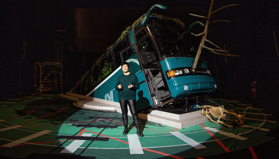 REKVISITØR: Jevnaker på besøk på den gamle arbeidsplassen Det Norske Teatret i 2020. I dag er det 28 år siden hun fikk permisjon fra jobben med å lage det du ser på scenen bak henne. REKVISITØR: Jevnaker på besøk på den gamle arbeidsplassen Det Norske Teatret i 2020. I dag er det 28 år siden hun fikk permisjon fra jobben med å lage det du ser på scenen bak henne.