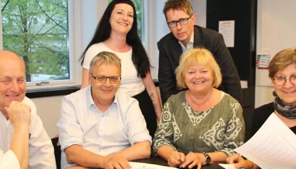 Her er forhandlerne: Foran: Terje Moen fra SL, Odd Haldgeir Larsen Fagforbundet, Mimmi Kvisvik fra FO og forhandlingsleder Mette Nord. Bak: Karianne Hansen Heien fra El og IT og Hans Ole Rian fra Credo. Her er forhandlerne: Foran: Terje Moen fra SL, Odd Haldgeir Larsen Fagforbundet, Mimmi Kvisvik fra FO og forhandlingsleder Mette Nord. Bak: Karianne Hansen Heien fra El og IT og Hans Ole Rian fra Credo.