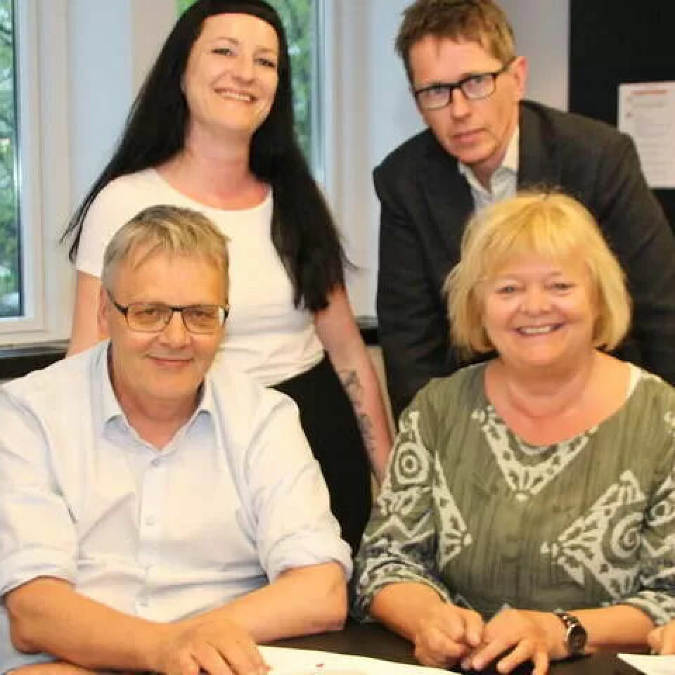 Her er forhandlerne: Foran: Terje Moen fra SL, Odd Haldgeir Larsen Fagforbundet, Mimmi Kvisvik fra FO og forhandlingsleder Mette Nord. Bak: Karianne Hansen Heien fra El og IT og Hans Ole Rian fra Credo. Her er forhandlerne: Foran: Terje Moen fra SL, Odd Haldgeir Larsen Fagforbundet, Mimmi Kvisvik fra FO og forhandlingsleder Mette Nord. Bak: Karianne Hansen Heien fra El og IT og Hans Ole Rian fra Credo.