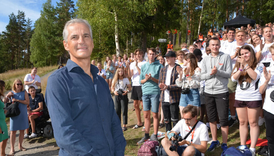 Ap-leder Jonas Gahr Støre ble tatt imot som en rockestjerne på Utøya. Ap-leder Jonas Gahr Støre ble tatt imot som en rockestjerne på Utøya.