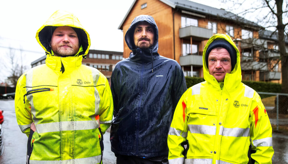 Renovatørene Markus Michalsen Helmundsen (t.v.) og Svein Øyvind Syse Johansen er godt kledd i gule refleksjakker, arbeidsbukser og vernesko. De får dekket alt arbeidstøy av jobben. Det får ikke barnehageansatt Alexander Filiberto (i midten). Renovatørene Markus Michalsen Helmundsen (t.v.) og Svein Øyvind Syse Johansen er godt kledd i gule refleksjakker, arbeidsbukser og vernesko. De får dekket alt arbeidstøy av jobben. Det får ikke barnehageansatt Alexander Filiberto (i midten).