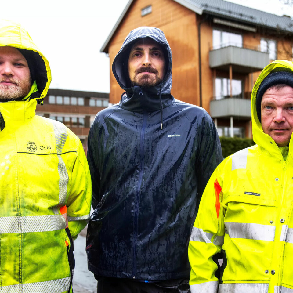 Renovatørene Markus Michalsen Helmundsen (t.v.) og Svein Øyvind Syse Johansen er godt kledd i gule refleksjakker, arbeidsbukser og vernesko. De får dekket alt arbeidstøy av jobben. Det får ikke barnehageansatt Alexander Filiberto (i midten). Renovatørene Markus Michalsen Helmundsen (t.v.) og Svein Øyvind Syse Johansen er godt kledd i gule refleksjakker, arbeidsbukser og vernesko. De får dekket alt arbeidstøy av jobben. Det får ikke barnehageansatt Alexander Filiberto (i midten).