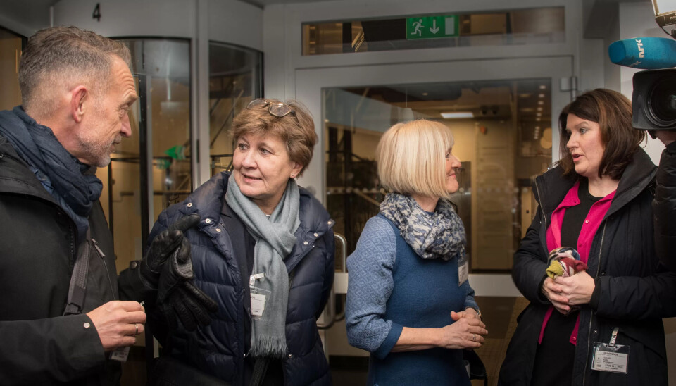 STØTTE: Mette Nord (nr. 2 fra venstre) får støtte har Ranghild Lied i Unio (nr. 2 fra høyre). Her står de sammen med forhandlingsleder i KS Tor Arne Gangsø (til venstre) og leder i Akademikerne Kari Sollien. STØTTE: Mette Nord (nr. 2 fra venstre) får støtte har Ranghild Lied i Unio (nr. 2 fra høyre). Her står de sammen med forhandlingsleder i KS Tor Arne Gangsø (til venstre) og leder i Akademikerne Kari Sollien.