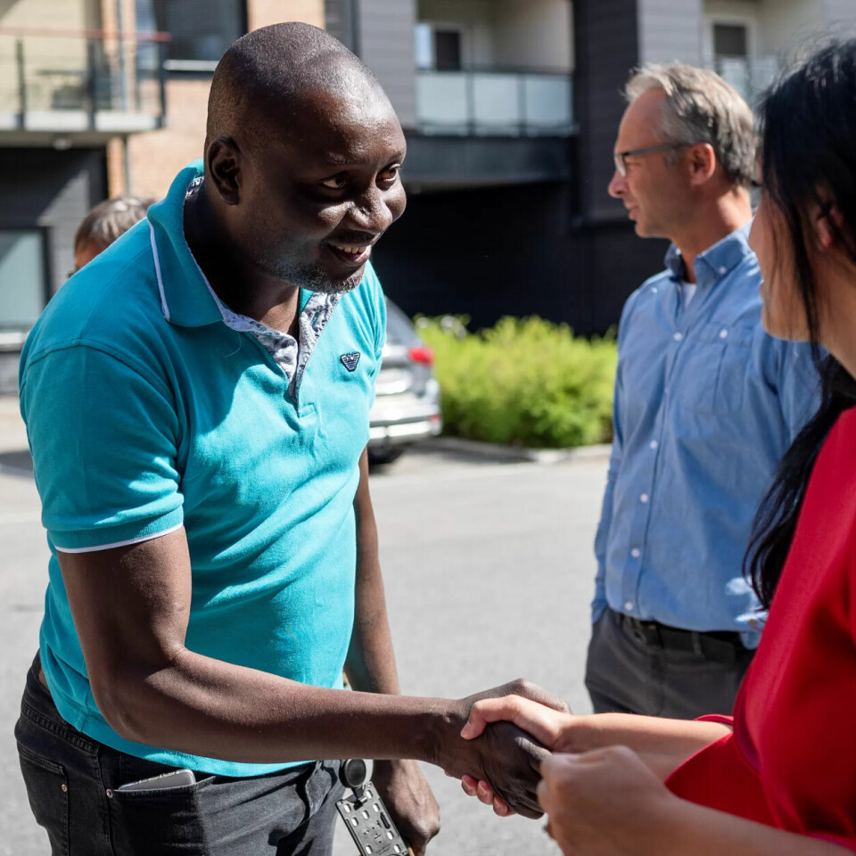 STABIL FRAMTID? Miljøarbeider Matarr Demba er en av flere Hadia Tajik, nestlederen i Arbeiderpartiet, møter under valgkampen. Han har lenge jobbet 25 prosent og «shoppet» vakter for å få hverdagen til å gå rundt. Den ustabile hverdagen som små stillingsbrøker medfører, vil Arbeiderpartiet ha en slutt på. STABIL FRAMTID? Miljøarbeider Matarr Demba er en av flere Hadia Tajik, nestlederen i Arbeiderpartiet, møter under valgkampen. Han har lenge jobbet 25 prosent og «shoppet» vakter for å få hverdagen til å gå rundt. Den ustabile hverdagen som små stillingsbrøker medfører, vil Arbeiderpartiet ha en slutt på.