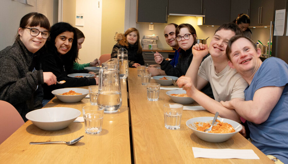 Kontroll: Seks dager i uka samles naboene til fellesmiddag i felleskjøkkenet. f.v sitter Marit Bakli, Sneha Chawla, Kjersti Tagestad, Line Moltke-Hansen, Felix Andersen, Siri Bakli, Helge Gløtta og Tim Lunaas Heggelund. Kontroll: Seks dager i uka samles naboene til fellesmiddag i felleskjøkkenet. f.v sitter Marit Bakli, Sneha Chawla, Kjersti Tagestad, Line Moltke-Hansen, Felix Andersen, Siri Bakli, Helge Gløtta og Tim Lunaas Heggelund.