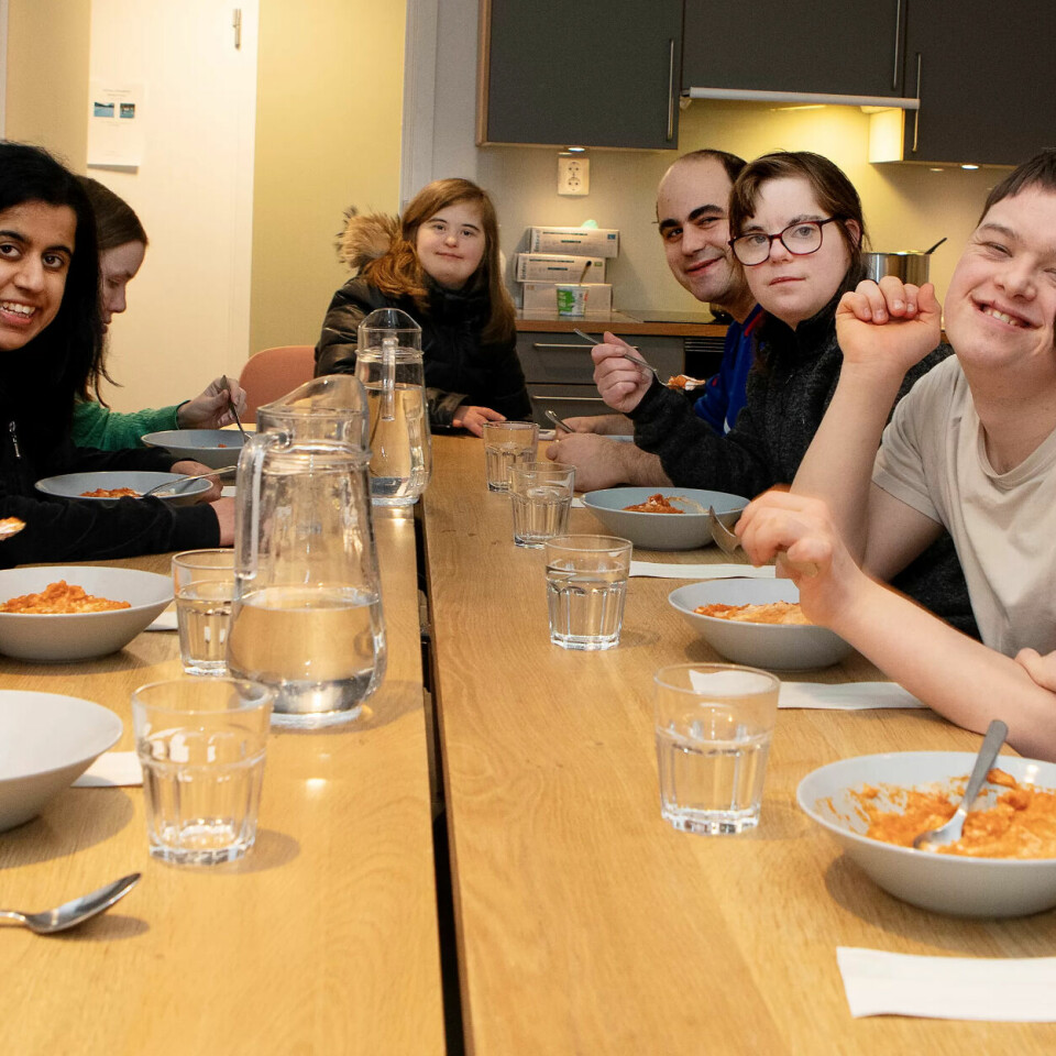 Kontroll: Seks dager i uka samles naboene til fellesmiddag i felleskjøkkenet. f.v sitter Marit Bakli, Sneha Chawla, Kjersti Tagestad, Line Moltke-Hansen, Felix Andersen, Siri Bakli, Helge Gløtta og Tim Lunaas Heggelund. Kontroll: Seks dager i uka samles naboene til fellesmiddag i felleskjøkkenet. f.v sitter Marit Bakli, Sneha Chawla, Kjersti Tagestad, Line Moltke-Hansen, Felix Andersen, Siri Bakli, Helge Gløtta og Tim Lunaas Heggelund.