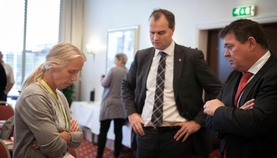 DÅRLIG NYHET: NTL-tillitsvalgt Ann Berit Sagedal diskuterer beslutningen om å frata Forsvarsbygg renholdet i Forsvaret med statssekretær Øystein Bø (t.h.) og avdelingsdirektør Frode Halungset fra Forsvarsdepartementet. DÅRLIG NYHET: NTL-tillitsvalgt Ann Berit Sagedal diskuterer beslutningen om å frata Forsvarsbygg renholdet i Forsvaret med statssekretær Øystein Bø (t.h.) og avdelingsdirektør Frode Halungset fra Forsvarsdepartementet.