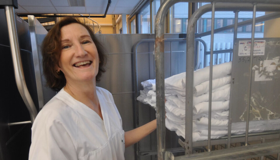 Beata Cupidon har jobbet i vaskeriet i 14 år. Nå tar hun og ti kolleger ved Akershus universitetssykehus (Ahus) fagbrev. Beata Cupidon har jobbet i vaskeriet i 14 år. Nå tar hun og ti kolleger ved Akershus universitetssykehus (Ahus) fagbrev.