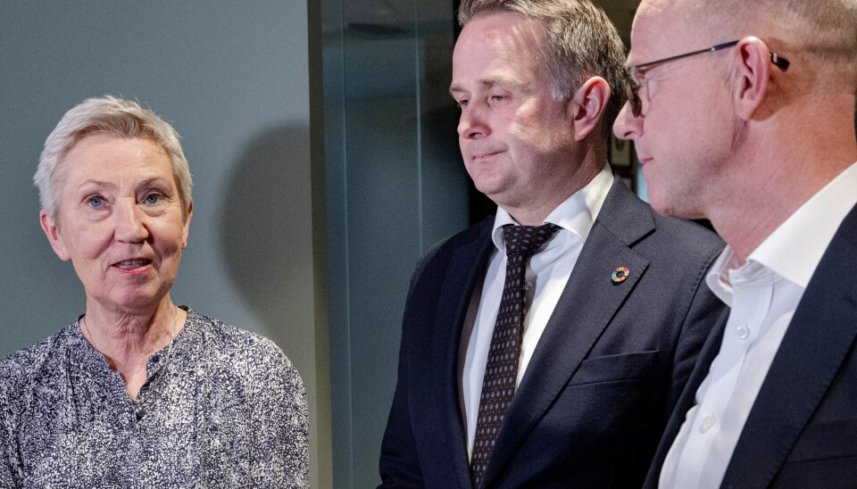 ENIGHET: LO-leder Peggy Hessen Følsvik (t.v.) ble enig med NHO-sjef Ole Erik Almlid (t.h.) om årets sentrale lønnsoppgjør. I midten Riksmekler Mats Ruland. ENIGHET: LO-leder Peggy Hessen Følsvik (t.v.) ble enig med NHO-sjef Ole Erik Almlid (t.h.) om årets sentrale lønnsoppgjør. I midten Riksmekler Mats Ruland.