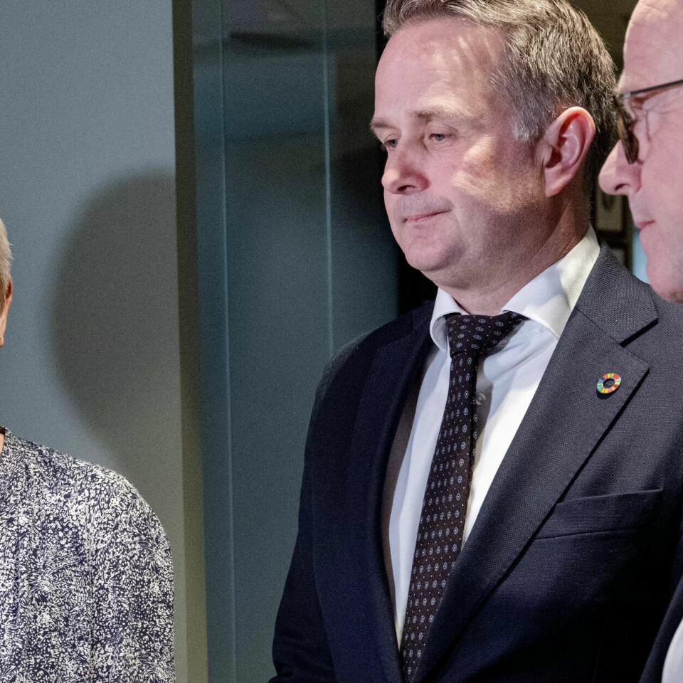 ENIGHET: LO-leder Peggy Hessen Følsvik (t.v.) ble enig med NHO-sjef Ole Erik Almlid (t.h.) om årets sentrale lønnsoppgjør. I midten Riksmekler Mats Ruland. ENIGHET: LO-leder Peggy Hessen Følsvik (t.v.) ble enig med NHO-sjef Ole Erik Almlid (t.h.) om årets sentrale lønnsoppgjør. I midten Riksmekler Mats Ruland.